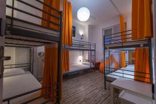 Хостелы Pijama Hostel Пловдив Спальное место на двухъярусной кровати в общем номере для мужчин и женщин-1