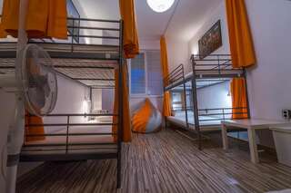 Хостелы Pijama Hostel Пловдив Спальное место на двухъярусной кровати в общем номере для мужчин и женщин-6
