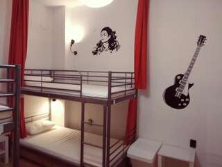 Хостелы Pijama Hostel Пловдив Спальное место на двухъярусной кровати в общем номере для мужчин и женщин-6
