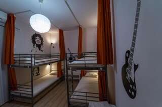 Хостелы Pijama Hostel Пловдив Спальное место на двухъярусной кровати в общем номере для мужчин и женщин-7