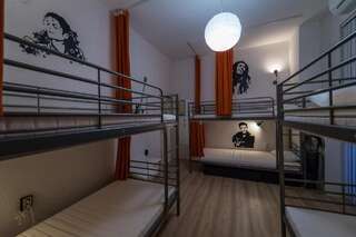 Хостелы Pijama Hostel Пловдив Спальное место на двухъярусной кровати в общем номере для мужчин и женщин-12