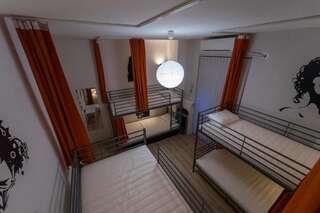 Хостелы Pijama Hostel Пловдив Спальное место на двухъярусной кровати в общем номере для мужчин и женщин-24