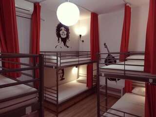 Хостелы Pijama Hostel Пловдив Спальное место на двухъярусной кровати в общем номере для мужчин и женщин-25